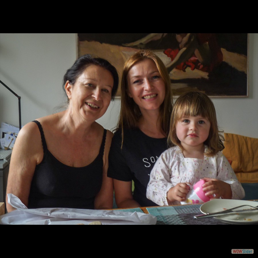 54_022_P1160738_Niece in_Paris